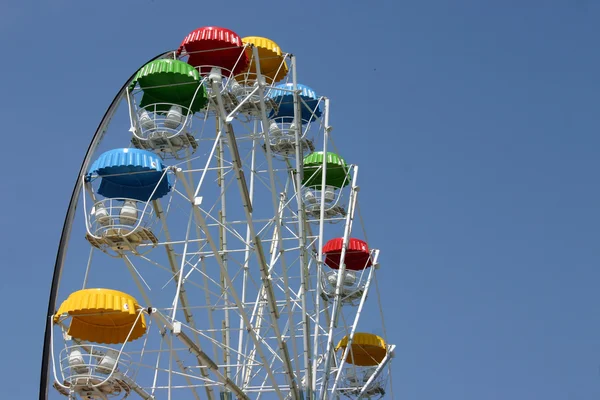 renkli carousel daire mavi gökyüzü arka plan üzerinde görüntüleme