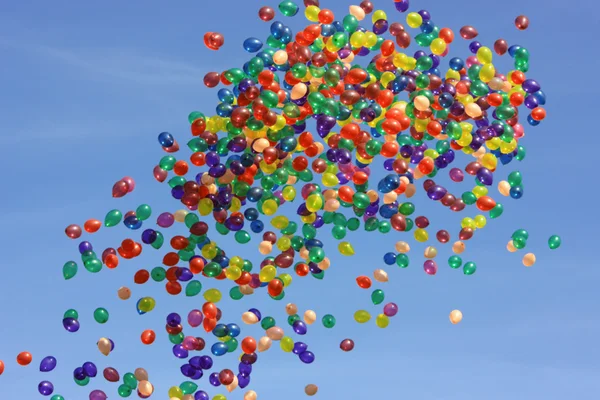 Molti palloncini colorati che volano nel cielo blu — Foto Stock