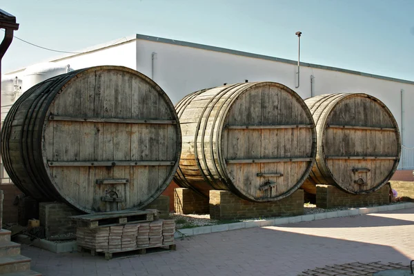 Três grandes barris de madeira para suporte de vinho no quintal — Fotografia de Stock