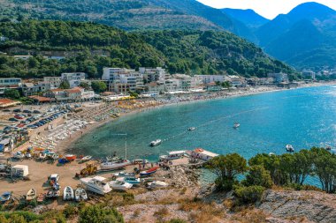 Karadağ 'ın dağdan sahile ve Sutomore kasabasının plajına bakın. Adriyatik denizi, yaz, turistler