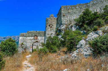 Karadağ 'daki antik Roma kalesi Hai-Nehai' nin kalıntıları, Sutomore kenti. Dağlar. Eski duvarlar.