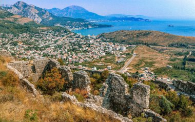 Karadağ 'daki antik Roma kalesi Hai-Nehai' nin kalıntıları, Sutomore kentinin panoramik manzarası. Dağlar ve Adriyatik Denizi.