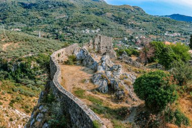 Karadağ 'ın eski Bar kentinin en iyi manzarası. Harabeler, eski ortaçağ kaleleri ve duvarları. Dağlar. Köy. Balkan doğası.
