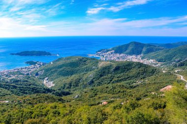 Adriyatik Denizi ve Budva ve Becici şehirlerinin en üst manzarası. Karadağ, Balkanlar. Dağlar ve ormanlar. Peyzaj.