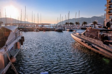 Karadağ 'ın Tivat kentinde, Balkanlar' da, Kotor Körfezi 'nde, Adriyatik Denizi' nde yatlar ve tekneler. Dağlar ve sakin günbatımı.