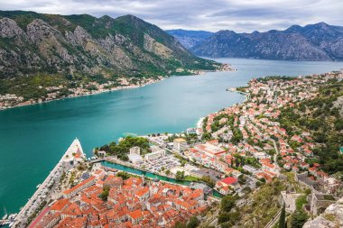 Antik Kotor kasabası ve Kotor Körfezi 'nin üst manzarası. Karadağ, Balkanlar. Dağlar, doğa..
