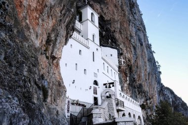 Meşhur eski Ortodoks manastırı Ostrog yüksek dağlarda. Tapınak. Karadağ ve Balkanlar.