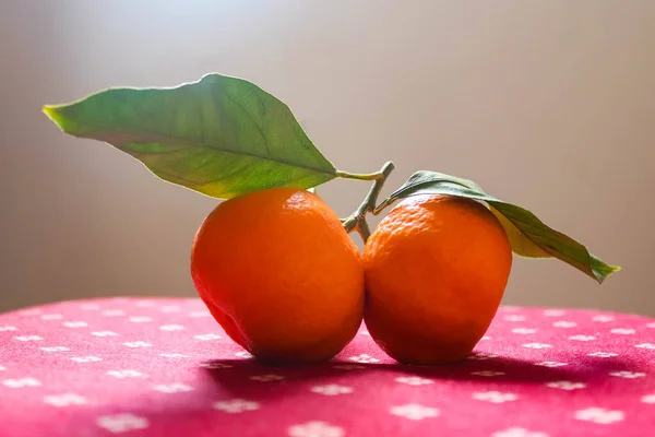 Mandarines Orange Appétissantes Mandarines Avec Des Feuilles Sur Fond Textile — Photo