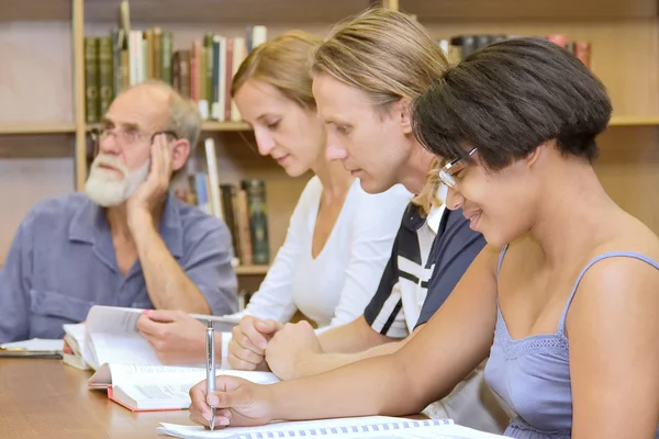 Vierer-Gruppe studiert in Bibliothek — Stockfoto