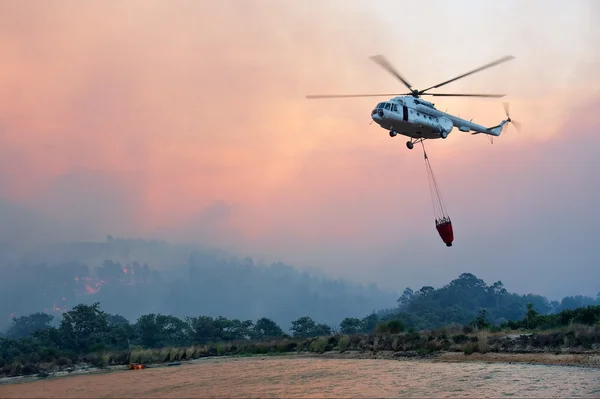 Grande helicóptero de resgate de incêndio recebe água — Fotografia de Stock