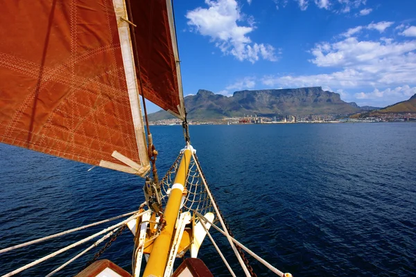 Fronte di yacht con vela rossa — Foto Stock