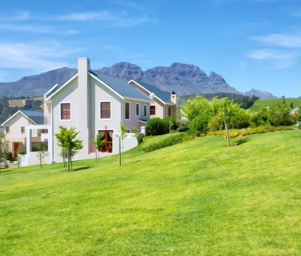 Cape-style house against blue misty mountains — Stock Photo, Image
