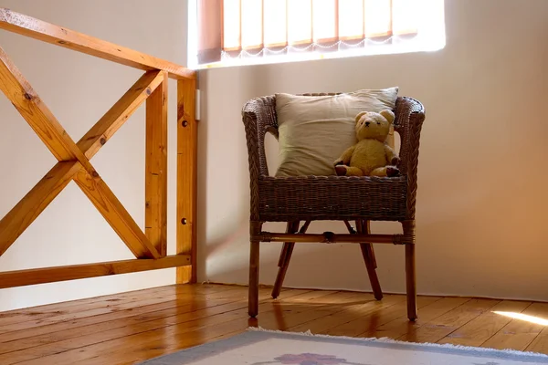 Urso de peluche na cadeira — Fotografia de Stock