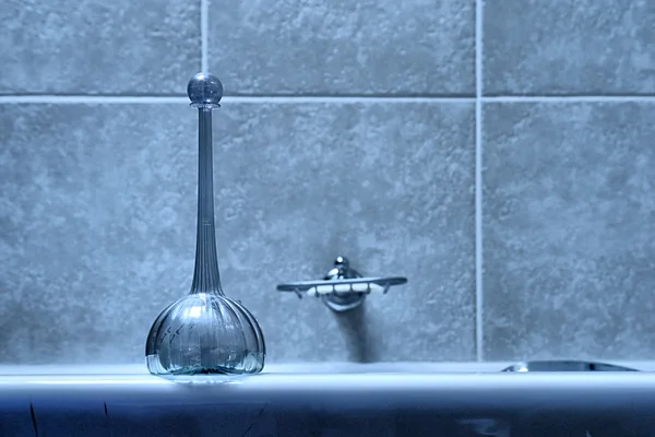 浴室で香水ボウル — ストック写真