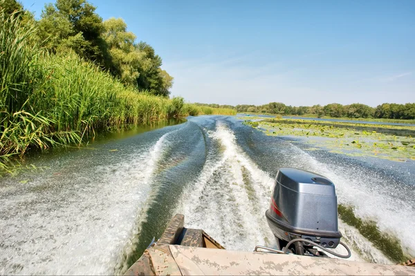 Motorboot fährt auf Fluss — Stockfoto