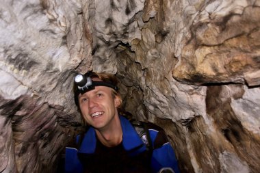 bir mağarada mutlu gülümseyen fiyatı