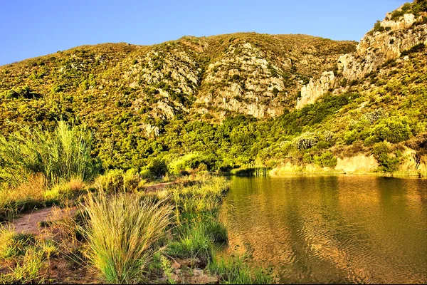 Lago junto a las montañas — Foto de Stock