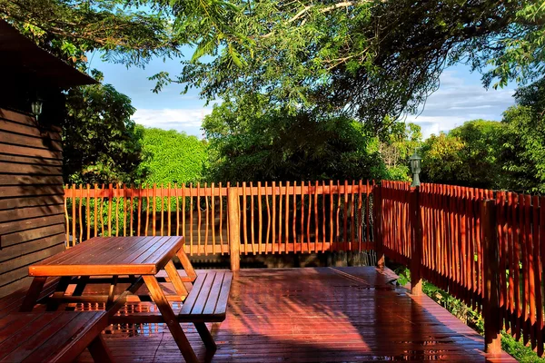 Rött trä terrass i restaurang — Stockfoto