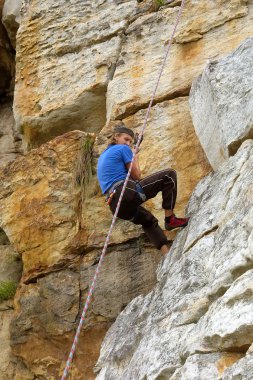 dağcı aşağıya bakar