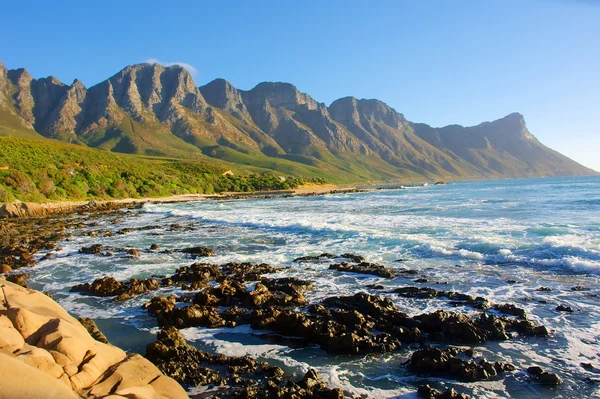 Beach with rocks — Stock Photo, Image