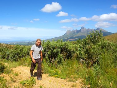 genç adam yolda yürüyor