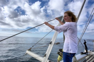 kadın güvertede anlamına gelir.