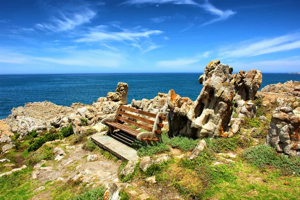 驚くべき岩の横のベンチ — ストック写真