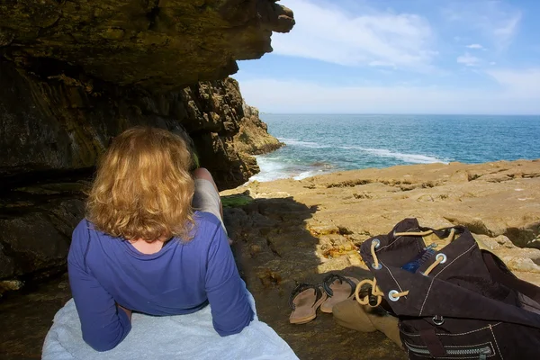Ξανθιά γυναίκα βρίσκεται πάνω σε βράχο — Φωτογραφία Αρχείου