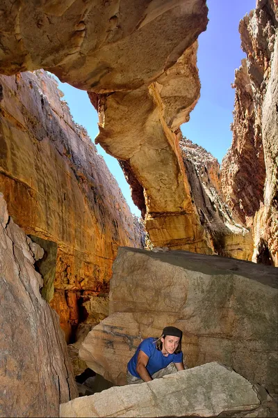 Genç adam görkemli Arch mağara — Stok fotoğraf