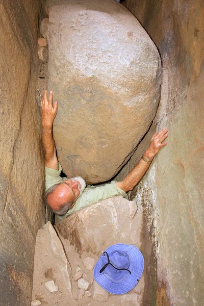yaşlı adam kayaların arasına sıkışmış
