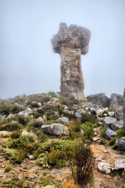 Maltés Cruz de roca en la niebla —  Fotos de Stock