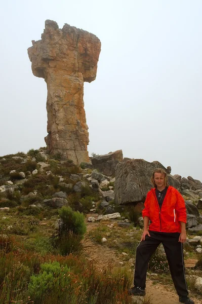 Giovane escursionista si trova vicino alla Croce Maltese — Foto Stock