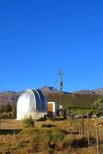 Pequeno observatório em montanhas — Fotografia de Stock