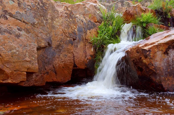 Wasserfall auf kleinem Fluss — Stockfoto