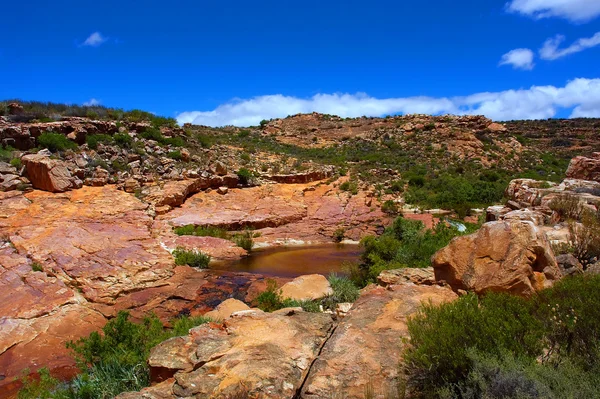 Little lake in red mountains — Stock Photo, Image