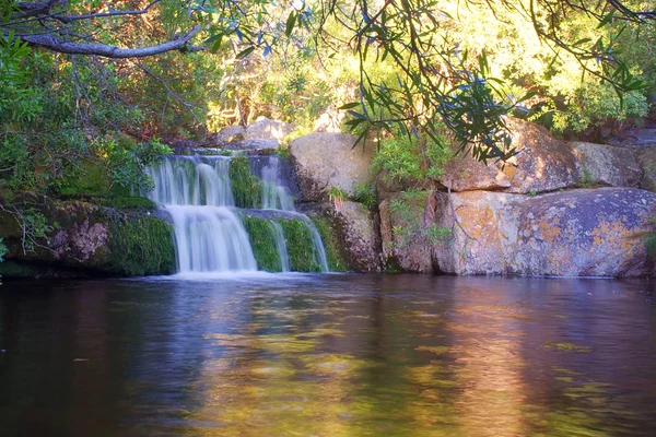 Kleine waterval op berg rivier — Stockfoto