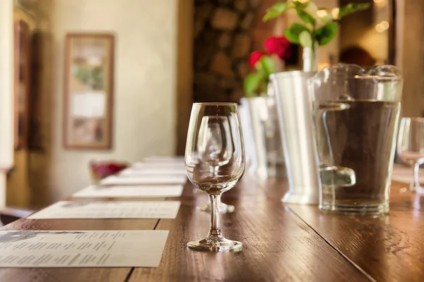 Fila di bicchieri in un ristorante — Foto Stock