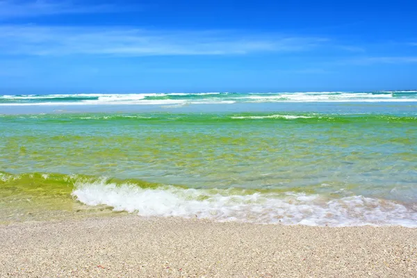 Petites vagues de mer sur la plage — Photo