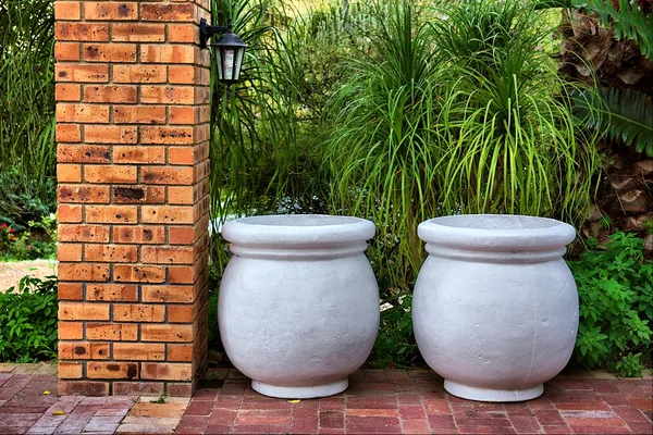 Two big pots next to brick column — Stock Photo, Image