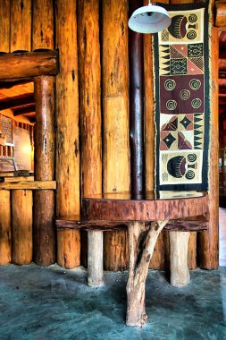 Tablo yanında ahşap duvar Afrika Restoran