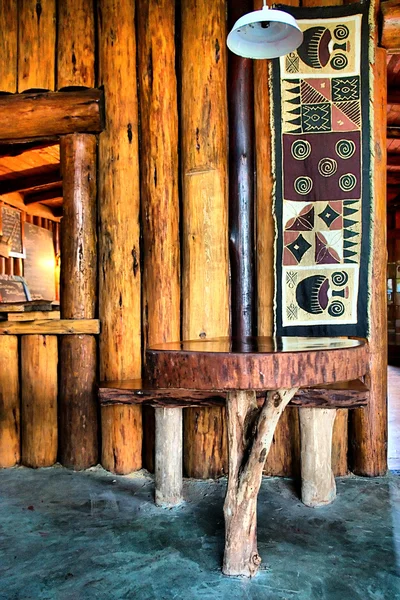 Tabela obok ściany drewniane w Afrykańskiej restauracji — Zdjęcie stockowe