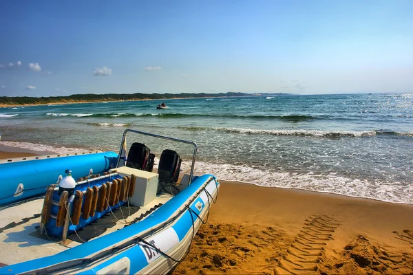 Diver's boat on beach — Stock Photo, Image