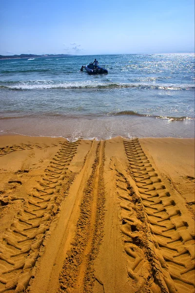 Marque de roue du tracteur sur la plage — Photo