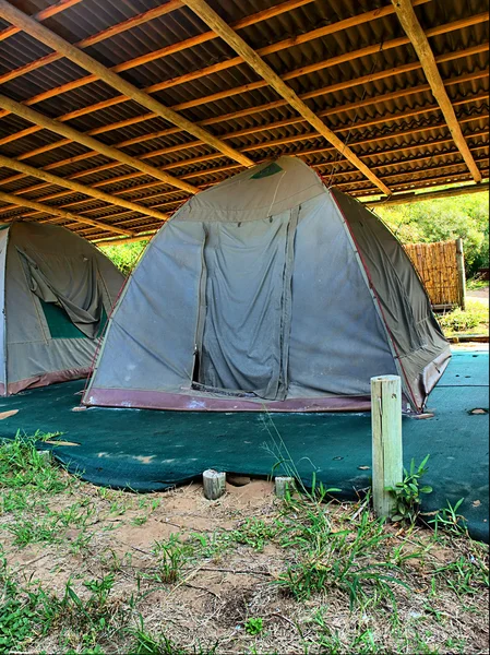 Gamla camping tält under tak — Stockfoto