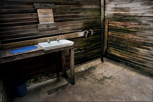 Fregadero en el baño rural —  Fotos de Stock