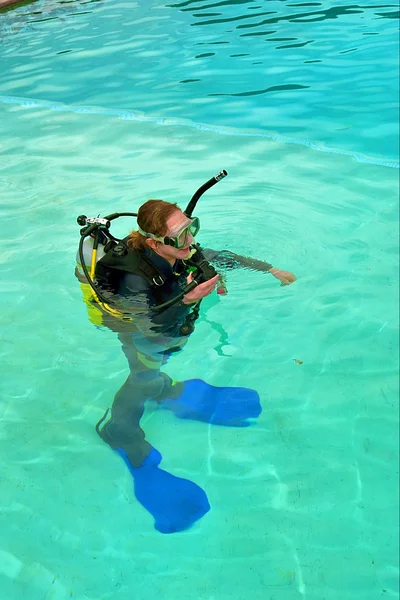 Estudante de mergulhador feminino fica no fundo — Fotografia de Stock