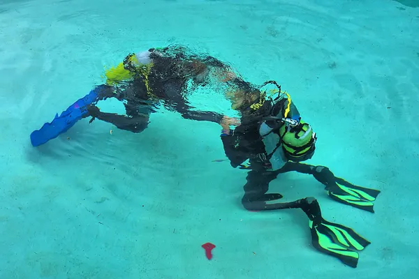 'Dancing' divers on bottom — Stock Photo, Image