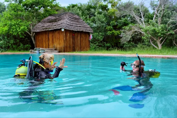 Dois mergulhadores exercitando-se na piscina de treinamento — Fotografia de Stock