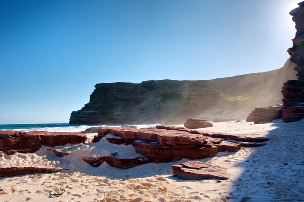 Rocher rouge sur la plage brumeuse — Photo