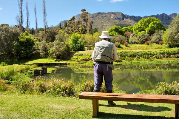 Viejo ocupado con la pesca con mosca — Foto de Stock